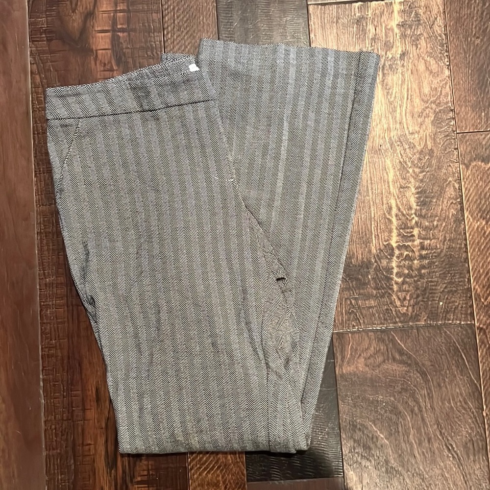 New York & Company black and white chevron boot cut stretch pants. Size L tall.